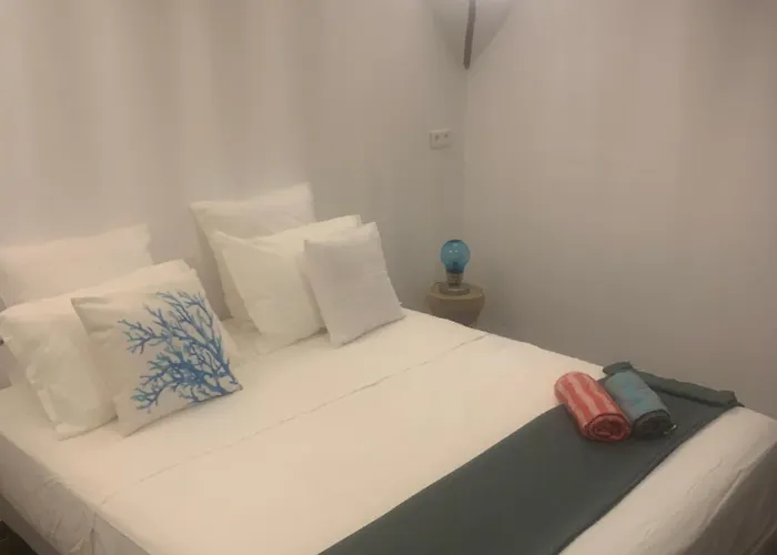 Alojamento de Acomodação e Pequeno-almoço A Teghja Figari (Corsica)